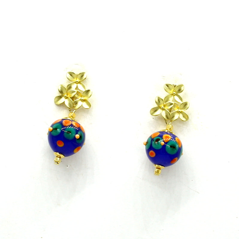 Boucles d'oreilles, puce fleurs doré, perles filée en verre de murano bleu, décor orangé, pampilles couleur corail