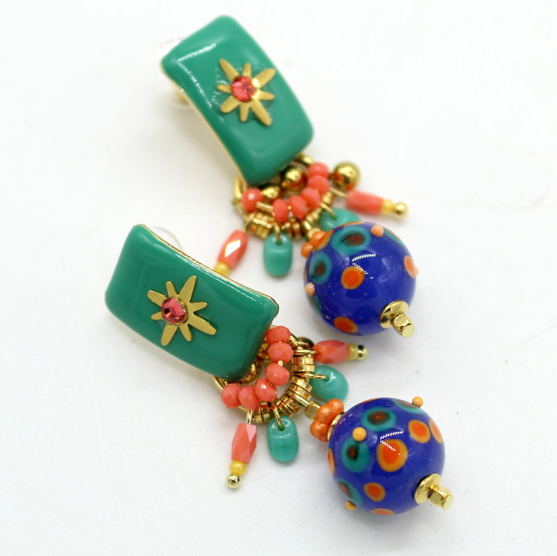 Boucles d'oreilles, fermoir rectangulaire émaillé vert lagon,, perles filée en verre de murano bleu, décor orangé, pampilles couleur corail