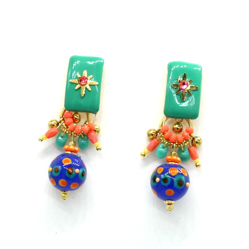 Boucles d'oreilles, fermoir rectangulaire émaillé vert lagon,, perles filée en verre de murano bleu, décor orangé, pampilles couleur corail