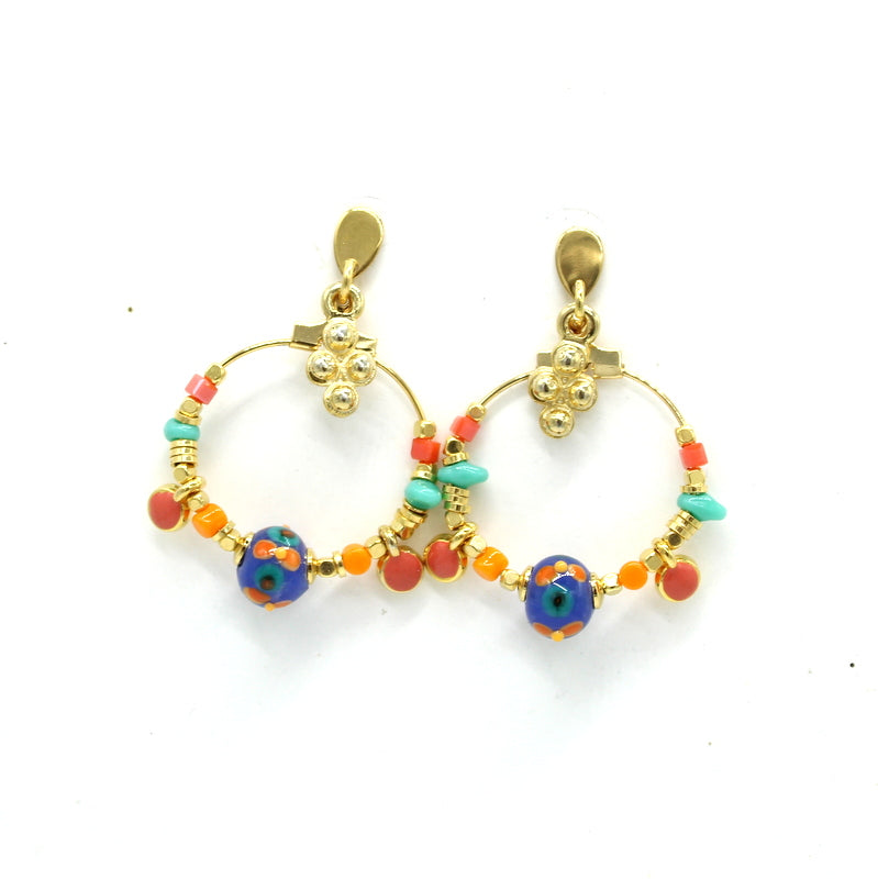 Boucles d'oreilles style créole, fermoir acier, perles filée en verre de murano bleu, décor orangé, pampilles couleur corail
