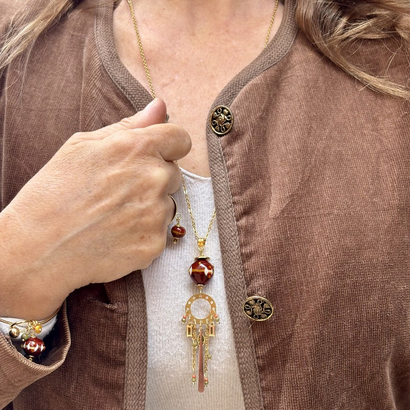 Collier long soryne pampilles porté