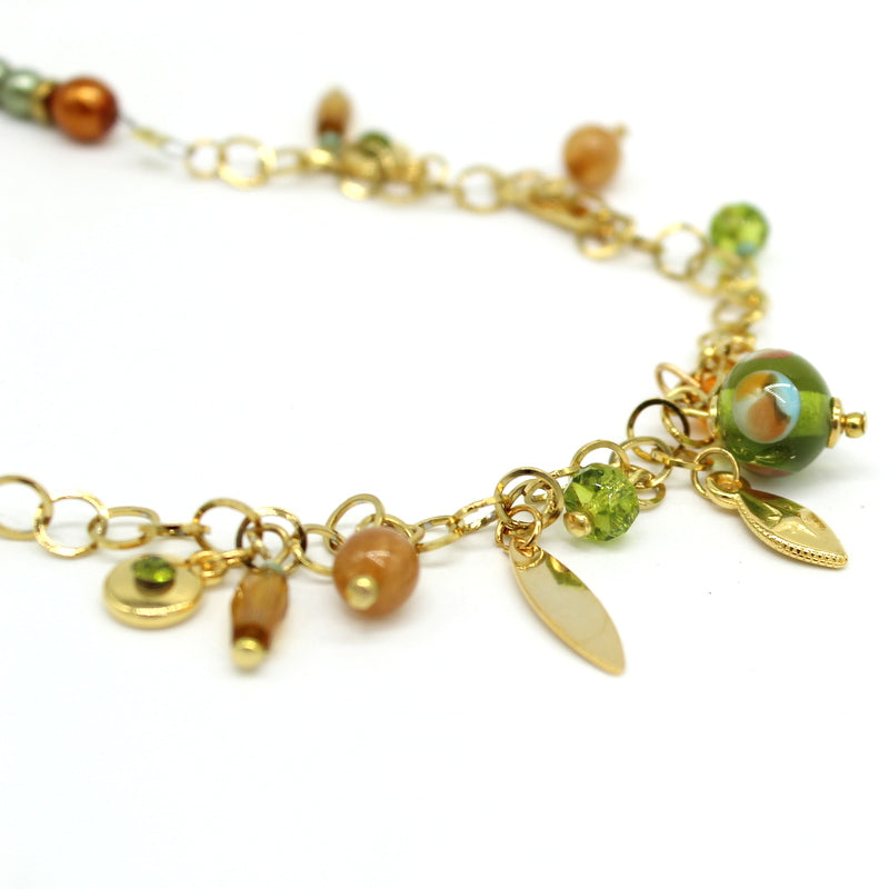 Zoom sur Collier ras de cou pampilles Salvia avec perle en verre de Murano olive et décors céladon et safran.