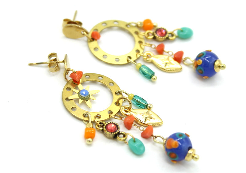 Boucles d'oreilles, puce en acier doré, perles filée en verre de murano bleu, décor orangé, pampilles couleur corail