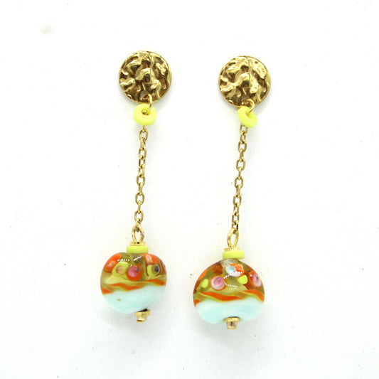 Boucles d'oreilles fermoir en acier, perles en verre de Murano mint, décor anis, orange, fuschia, sur chaine en acier.