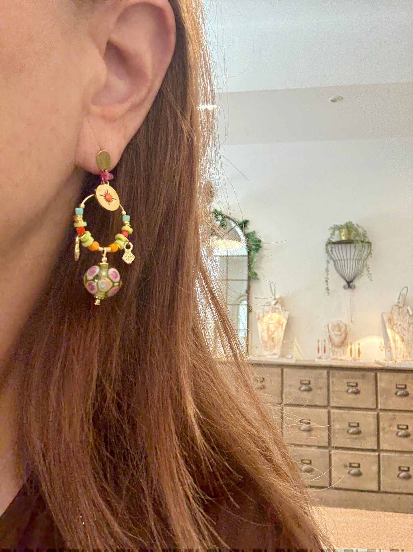 Boucles d'oreilles pampilles collection citrus coral, avec perles filées en verre de Murano, anis transparent, autres perles en verre turquoises, orange, corail