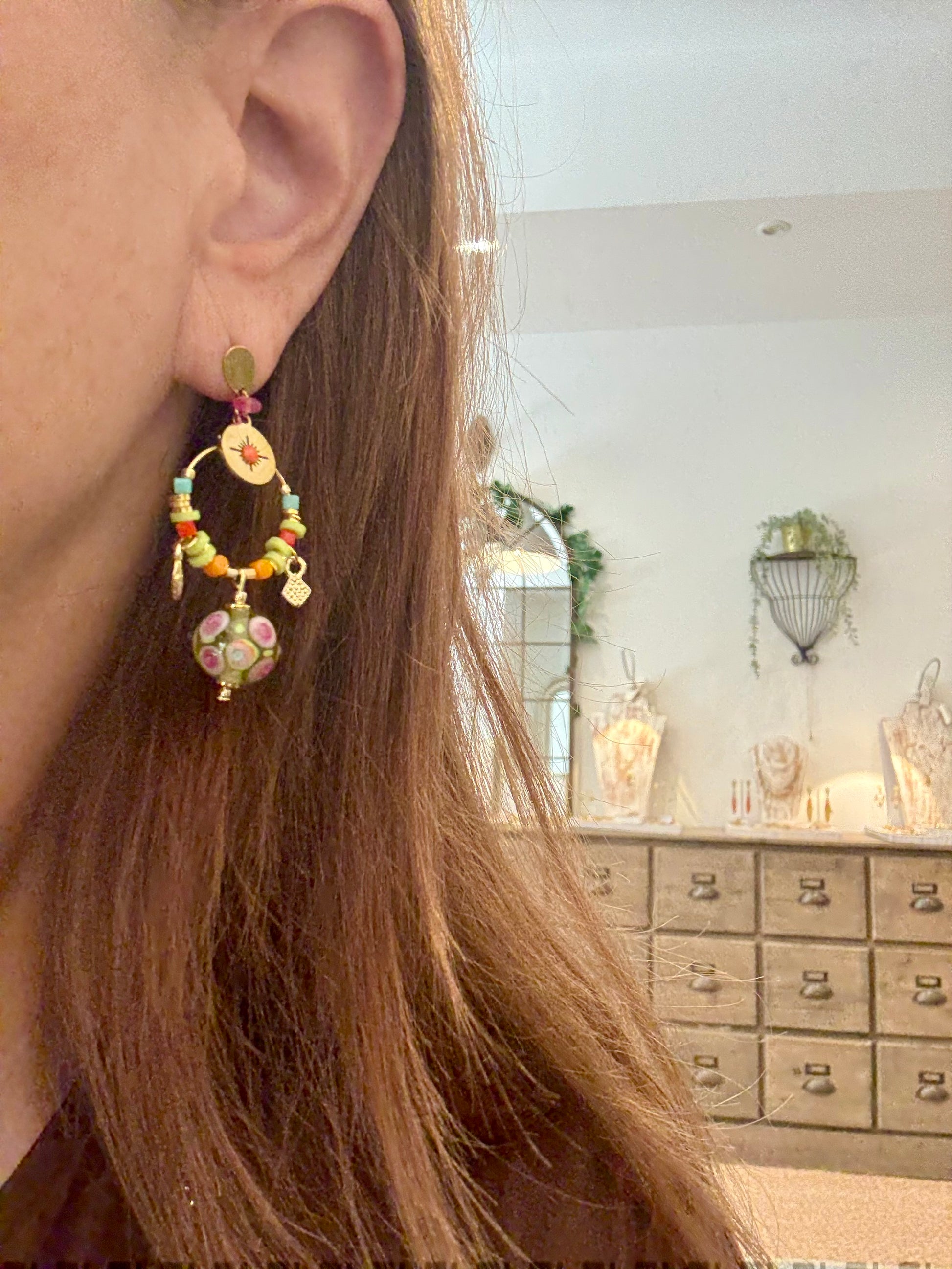 Boucles d'oreilles pampilles collection citrus coral, avec perles filées en verre de Murano, anis transparent, autres perles en verre turquoises, orange, corail