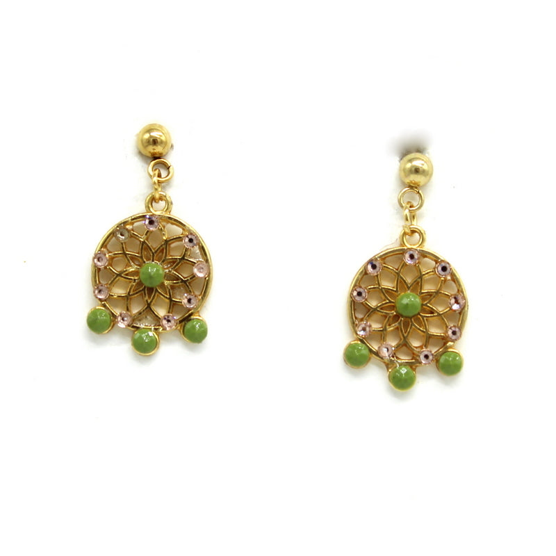 Sublimez votre visage avec ces boucles d'oreilles attrape-rêve en acier doré, ornées de cristaux et cabochons vert olive. Fermoir en acier. Salvia.