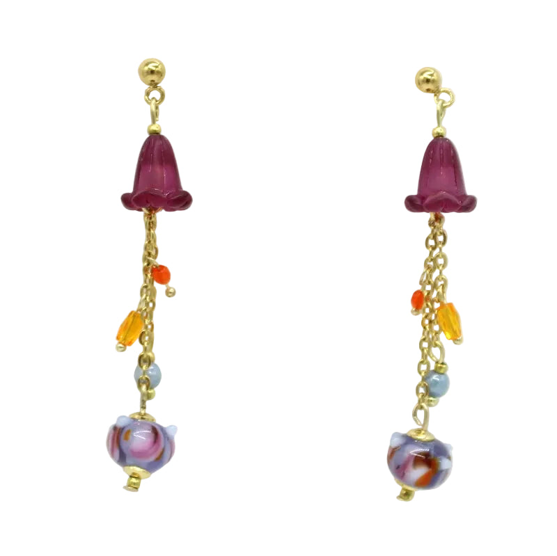 Paire de boucles d'oreilles puces en acier doré ornées d'une cloche en résine violette, d'une chaîne pendante et d'une perle en verre de Murano bleue.