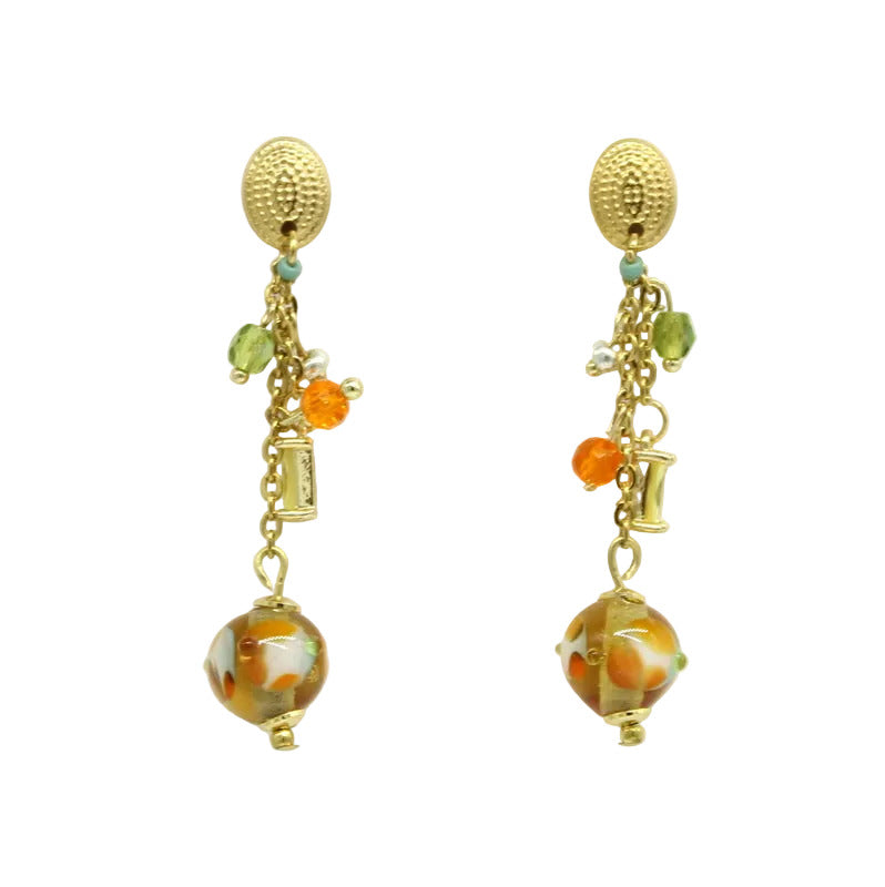 Boucles d'oreilles Salvia en acier doré avec clou texturé, chaînes pendantes, pampilles colorées et perle en verre de Murano topaz.