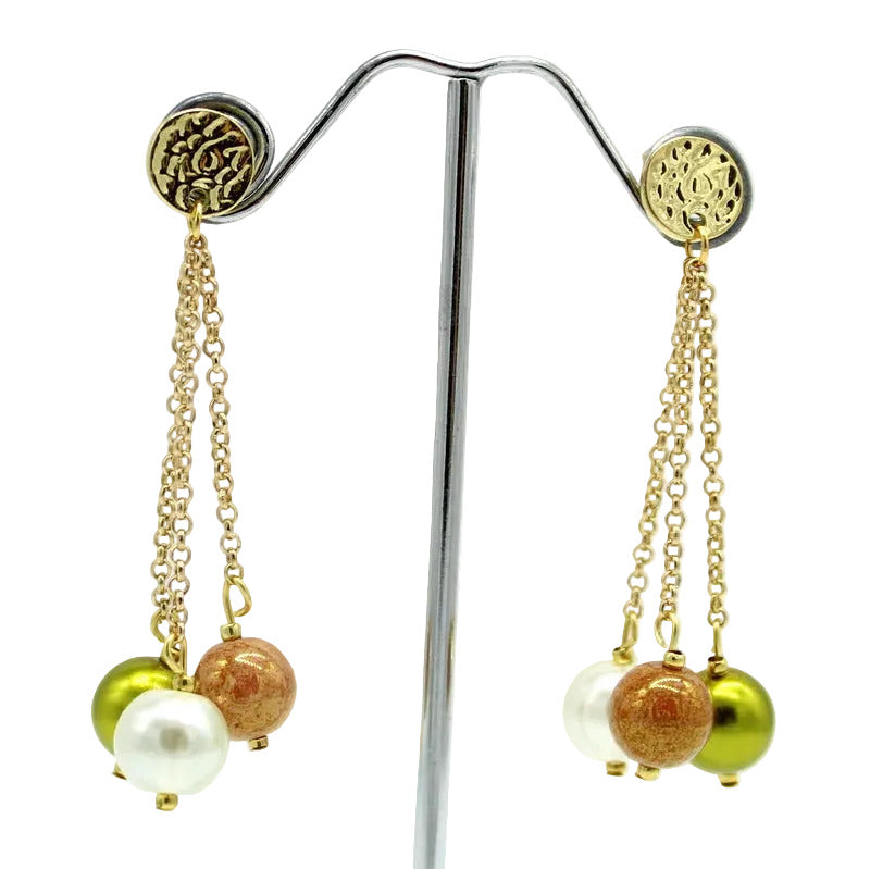 Boucles d'oreilles Salvia en acier doré avec puces texturées, chaînes pendantes et trois perles en verre colorées.