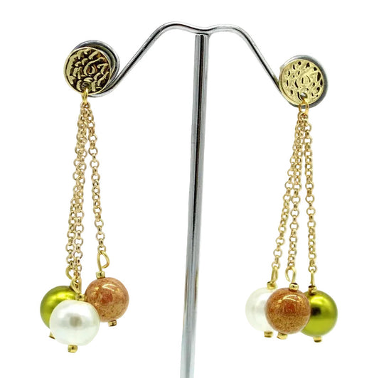 Boucles d'oreilles Salvia en acier doré avec puces texturées, chaînes pendantes et trois perles en verre colorées.