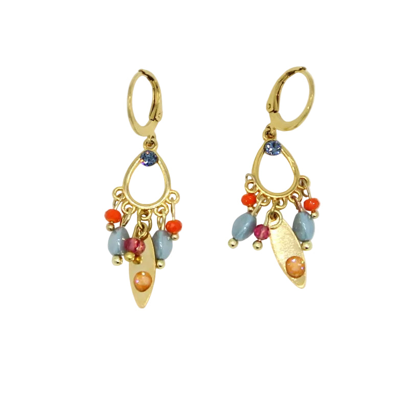 Paire de boucles d'oreilles dormeuses en acier doré composées d'une estampe goutte sertie d'un strass bleu et de pampilles colorées avec pampille dague.