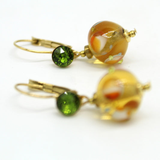 Boucles d'oreilles Salvia dormeuses en acier doré avec cristal olive et perle pendante en verre de Murano topaz.