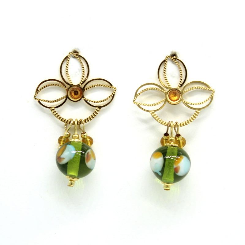 Boucles d'oreilles Salvia en acier doré avec fermoir ajouré en forme de feuilles et perle pendante en verre de Murano olive.