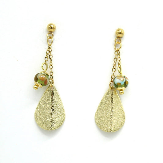 Boucles d'oreilles Salvia en acier doré avec chaînes, pendentif en forme de feuille texturée et perle en verre de Murano.