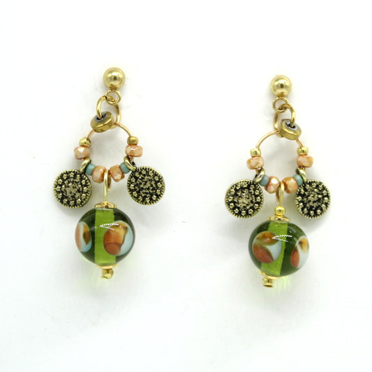 Boucles d'oreilles Salvia en acier doré avec petits éléments texturés en grappe et perle pendante en verre de Murano olive.