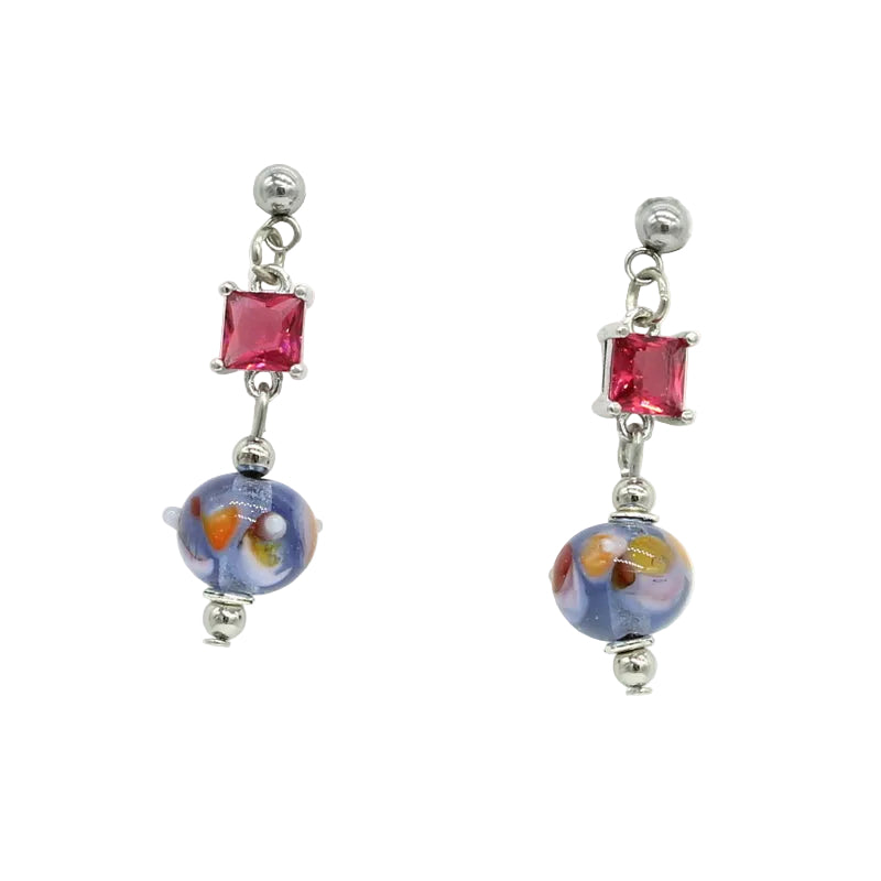 Paire de boucles d'oreilles puces en acier argenté ornées d'un cristal carré fuchsia et d'une perle suspendue en verre de Murano bleue