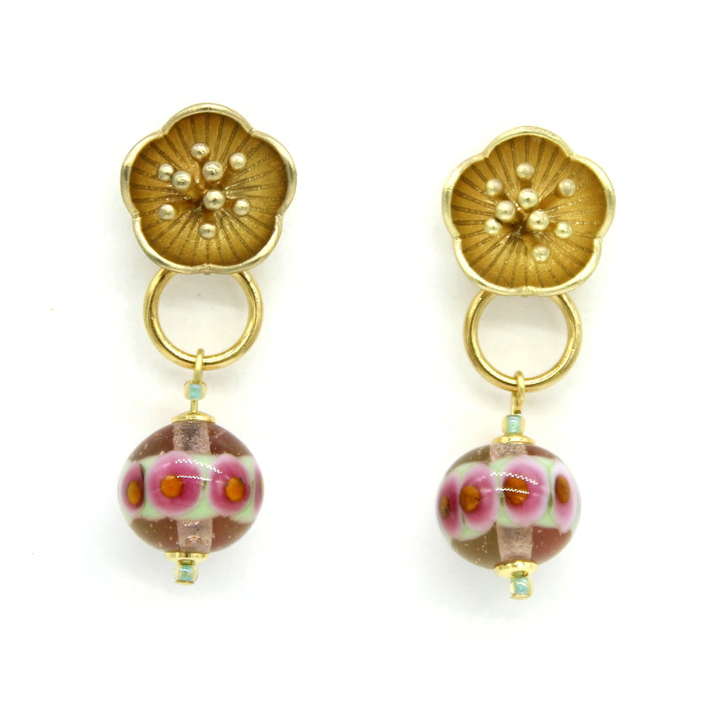 Paire de boucles d'oreilles pendantes avec puces en forme de fleur en acier doré et fermoir en acier, reliées par un anneau à une perle ronde en verre de Murano rose, vert et bordeaux.