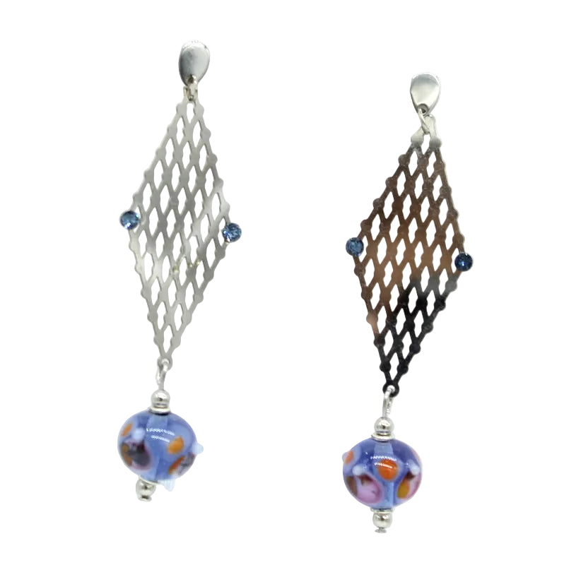 Paire de boucles d'oreilles pendantes en acier argenté composées d'un grand losange ajouré quadrillé avec strass et d'une perle en verre de Murano bleue.