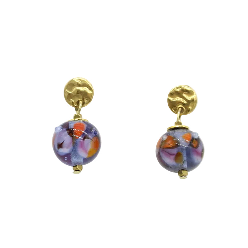 Paire de boucles d'oreilles puces en acier doré martelé retenant une perle en verre de Murano bleue.