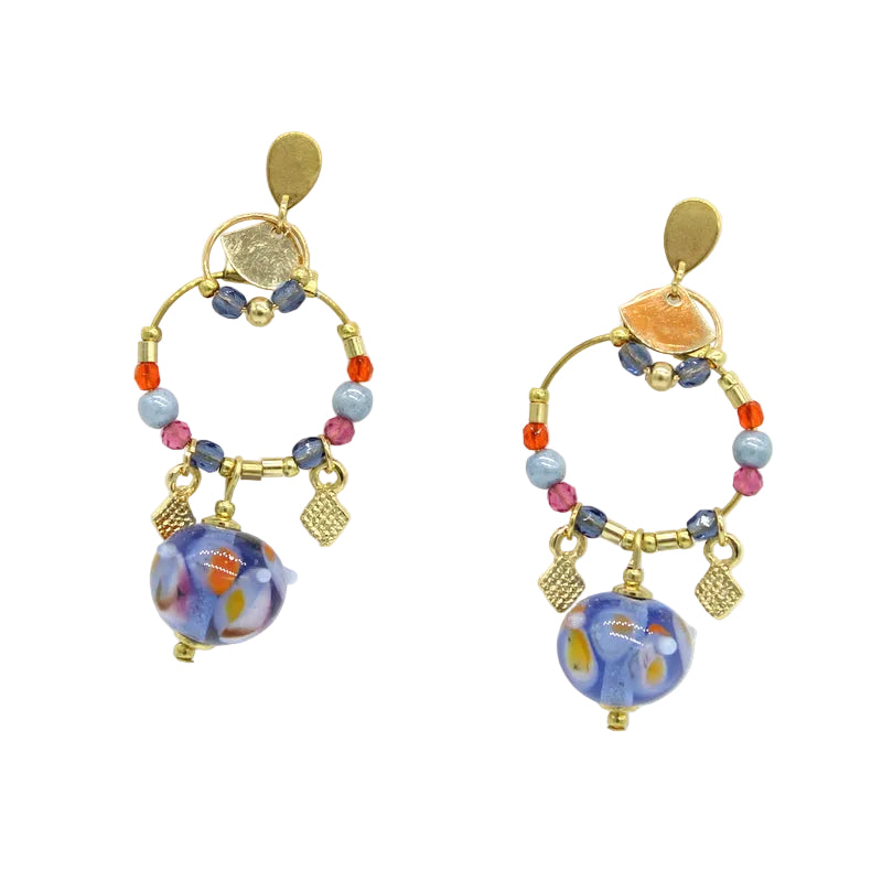 Paire de boucles d'oreilles puces en acier doré formant un anneau habillé de perles colorées, d'estampes gravées et d'une perle en verre de Murano bleue