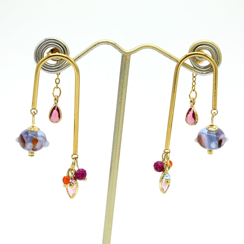 Paire de boucles d'oreilles ponts puces en acier doré ornées d'une perle en verre de Murano bleue et de charmantes pampilles colorées suspendues