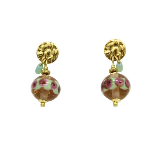 Paire de boucles d'oreilles pendantes avec puces en acier doré martelé, ornées d'une perle ronde en verre de Murano rose poudré, vert et bordeaux et de pampilles.