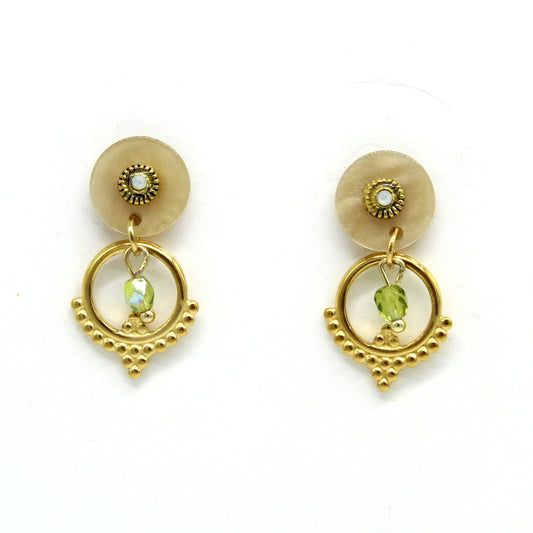 Boucles d'oreilles Salvia en résine beige et acier doré avec anneau texturé et perle facettée couleur olive.