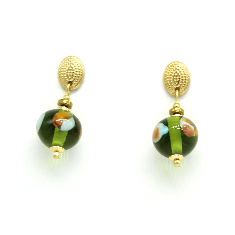 Boucles d'oreilles rétro Salvia en acier doré avec clou texturé et perle pendante en verre de Murano olive.