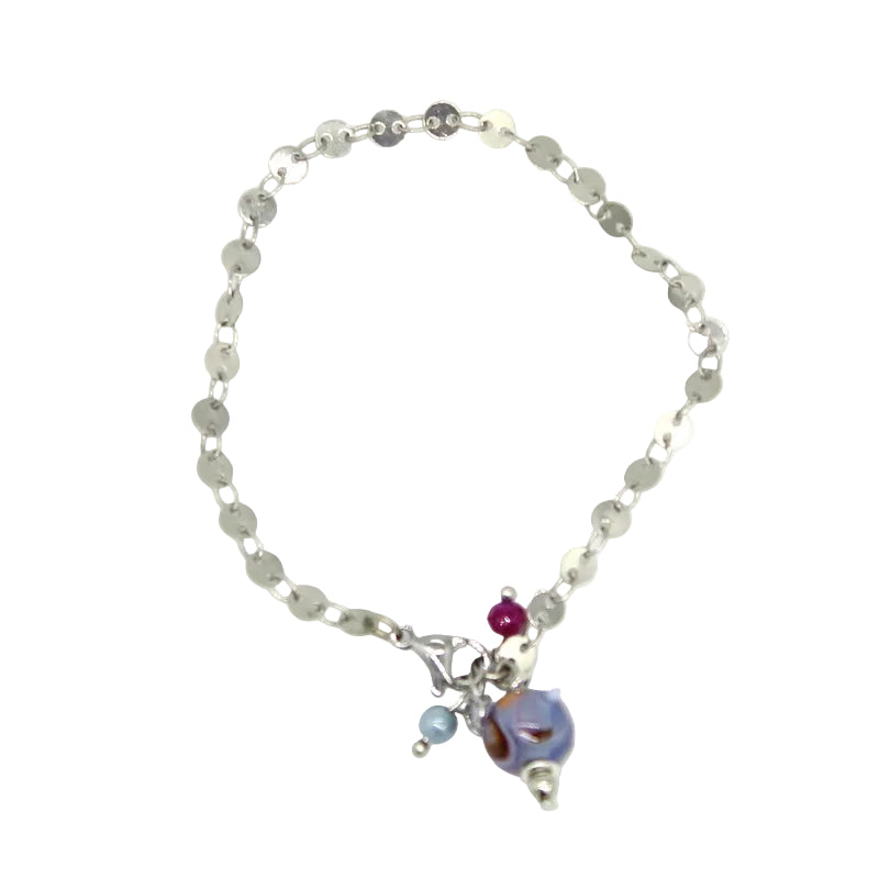 Bracelet en chaîne de pastilles plates en acier argenté orné d'un charm pendant avec une perle en verre de Murano bleue et des pampilles.