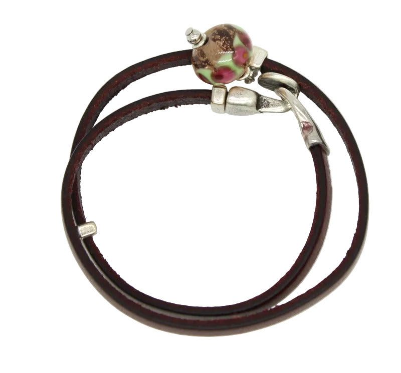 Bracelet double tour en cuir bordeaux avec fermoir en métal argenté et perle de verre de Murano rose poudré, vert et bordeaux.