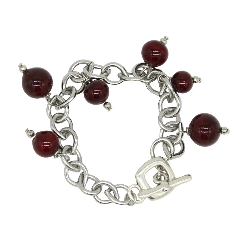 Bracelet grosse chaîne en acier argenté avec fermoir T-bar, orné de plusieurs perles rondes en verre de Murano bordeaux.