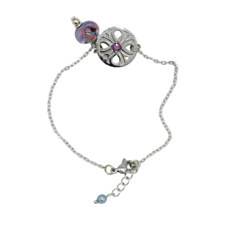 Bracelet fin en chaîne d'acier argenté doté d'un intercalaire rond ajouré serti d'un strass fuchsia et accompagné d'un pendentif perle en verre de Murano bleue.
