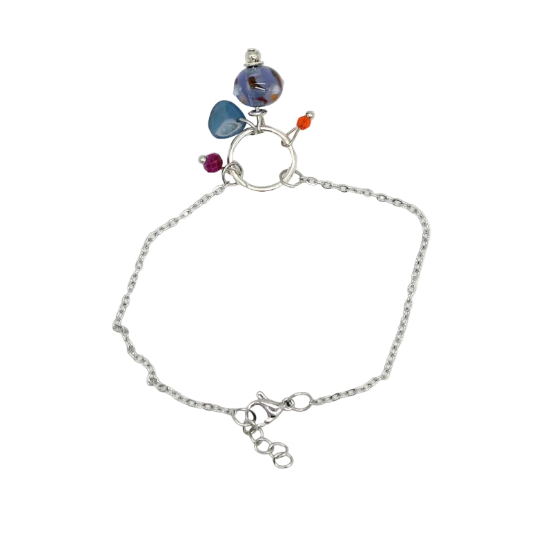 Bracelet fin en chaîne d'acier argenté orné d'un anneau central retenant un bouquet de pampilles colorées et une perle en verre de Murano bleue