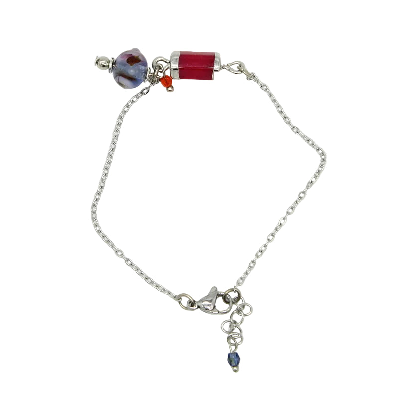Bracelet fin en chaîne d'acier argenté composé d'un tube en pierre fuchsia, d'une petite pampille orange et d'une perle en verre de Murano bleue.