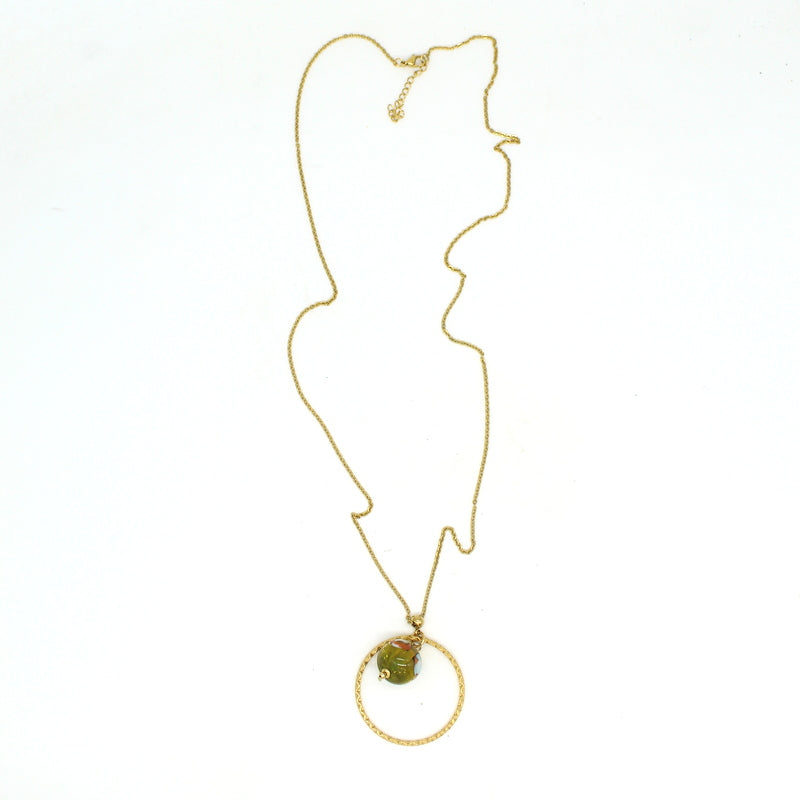 Collier long Salvia avec pendentif cercle en acier doré et perle en verre de Murano bicolore topaz et olive.