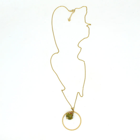 Collier long Salvia avec pendentif cercle en acier doré et perle en verre de Murano bicolore topaz et olive.