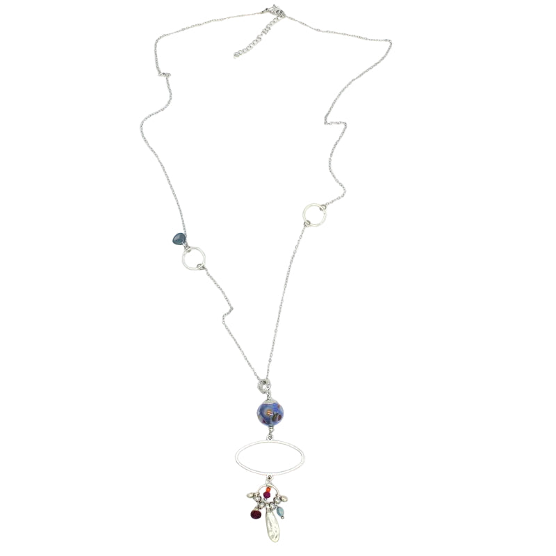 Sautoir en chaîne d'acier argenté orné d'anneaux géométriques et d'un pendentif avec perle en verre de Murano bleue et pampilles.