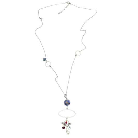 Sautoir en chaîne d'acier argenté orné d'anneaux géométriques et d'un pendentif avec perle en verre de Murano bleue et pampilles.
