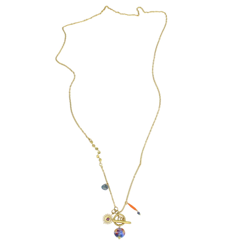 Sautoir en chaîne d'acier doré agrémenté d'un fermoir togle, de charmants pendentifs, de pampilles colorées et d'une perle en verre de Murano bleue.