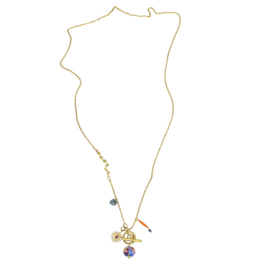 Sautoir en chaîne d'acier doré agrémenté d'un fermoir togle, de charmants pendentifs, de pampilles colorées et d'une perle en verre de Murano bleue.