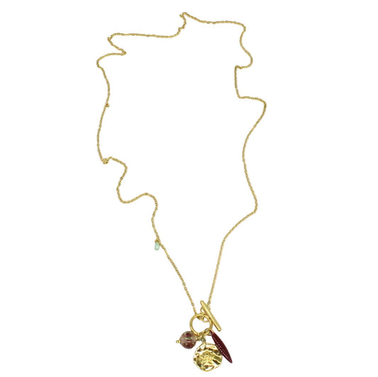 Collier long en chaîne d'acier doré avec fermoir boutonnière (T-bar) et pendentif composé de perles de Murano, d'une médaille et de pampilles.