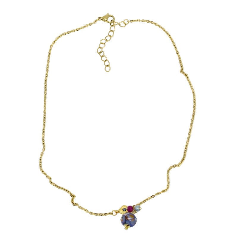 Collier ras de cou en chaîne d'acier doré agrémenté d'un motif losange, de petites perles et d'un pendentif en perle de verre de Murano bleue.