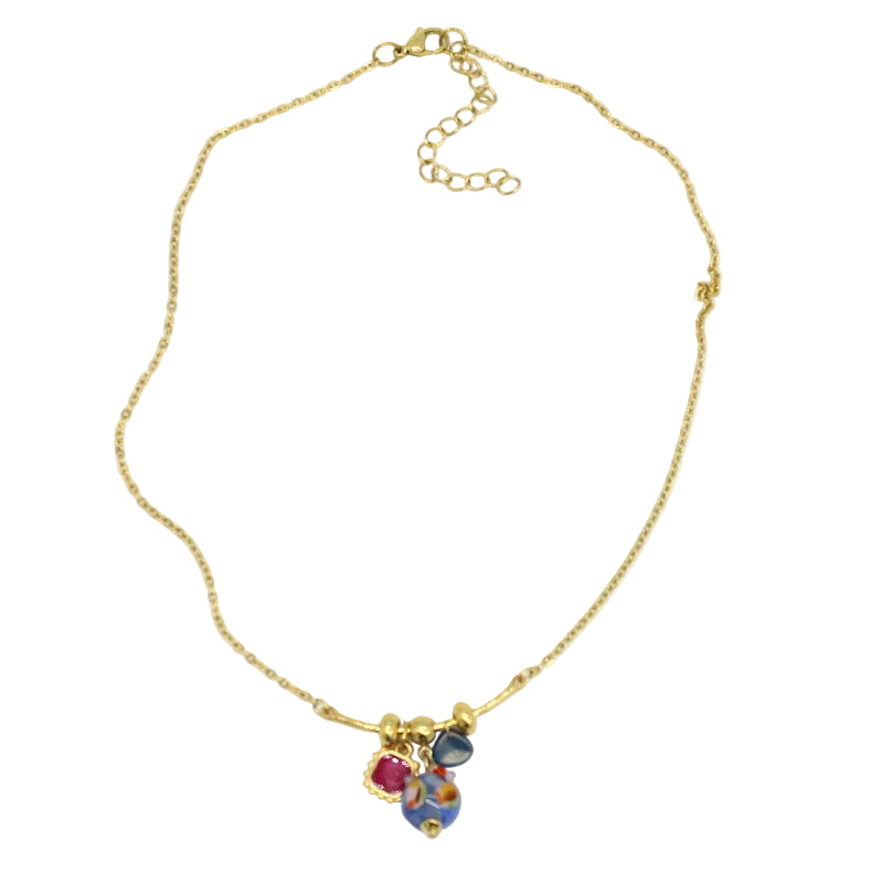 Collier ras de cou en chaîne d'acier doré avec une fine barre courbe supportant des pampilles et une perle en verre de Murano bleue.