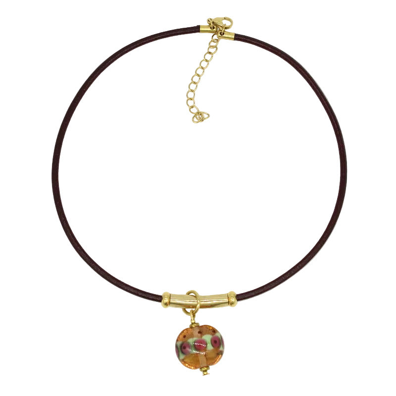 Collier ras de cou en cuir marron foncé avec fermoir en acier doré, orné d'un pendentif central en perle de verre de Murano rose poudré, vert et bordeaux.