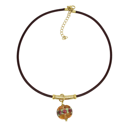 Collier ras de cou en cuir marron foncé avec fermoir en acier doré, orné d'un pendentif central en perle de verre de Murano rose poudré, vert et bordeaux.