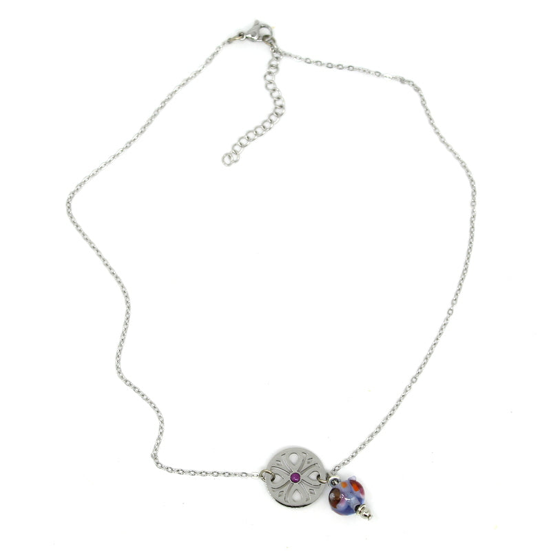 Collier ras de cou en chaîne d'acier argenté avec un intercalaire rond ajouré et une perle en verre de Murano bleue
