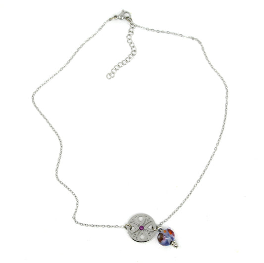 Collier ras de cou en chaîne d'acier argenté avec un intercalaire rond ajouré et une perle en verre de Murano bleue
