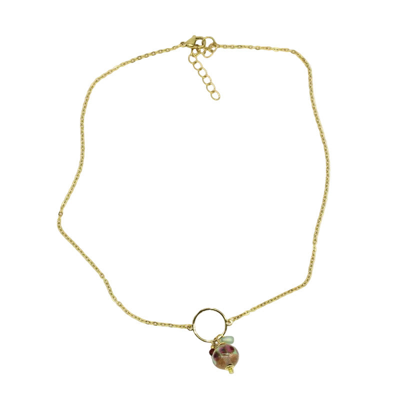 Collier ras de cou en chaîne d'acier doré avec un intercalaire rond tenant un pendentif en perle de verre de Murano rose poudré, vert et bordeaux.