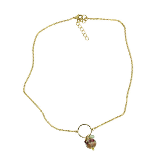Collier ras de cou en chaîne d'acier doré avec un intercalaire rond tenant un pendentif en perle de verre de Murano rose poudré, vert et bordeaux.